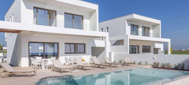 Exclusive villa in a gated community, just minutes from the coast. Modern, bright and contemporary, in Larnaca