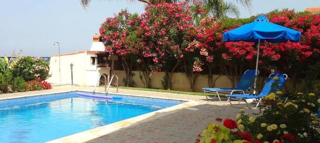 FAB. SPACIOUS VILLA! SEA/SUNSET VIEWS-SPACIOUS, ENSUITE BEDROOMS, POOL, PARKING in Paphos