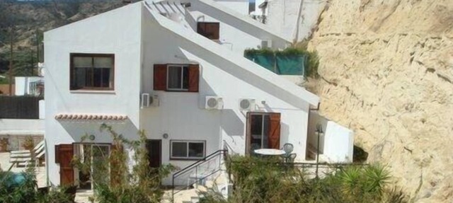Family holiday 4 bedroom Villa within walking distance of sea in Pissouri