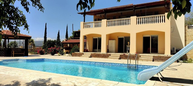 Family-sized charming villa with Large pool, BBQ area and table tennis in Peristerona