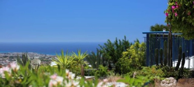 Garden apartment with sea views in Tala