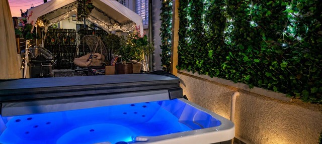 Heated Jacuzzi & Luxury Garden Retreat Larnaca in Larnaka