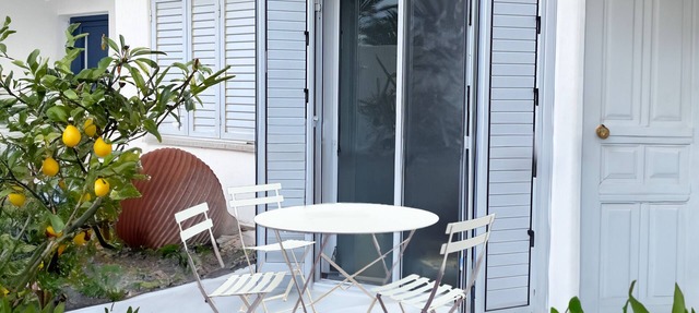 Hermes Pool & Beach Studio "SunsetDeluxeCom" New beachfront Mykonos design in Chlorakas