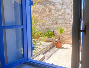 Hillside Cozy Apartment in Skarinou