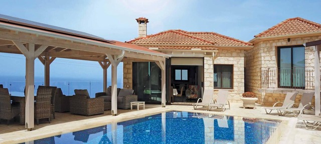 Hillside villa, stunning veiws out to sea in Pomos