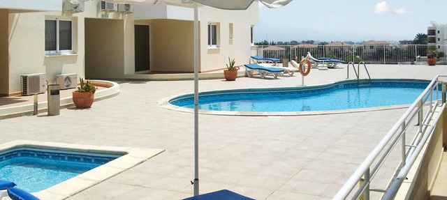 Homerez - Appartement 2 km away from the beach for 4 ppl. with shared pool in Larnaca