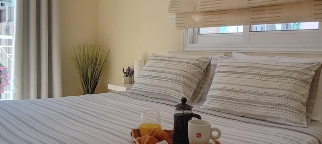 Kato Paphos Suites - 1-Bedroom Apartment. Pool view, WiFi & a/c. Great Location in Pafos