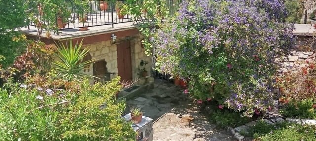 Lantana Stone House. Where the wild thyme scents the stone. in Lemona