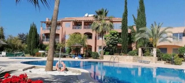 Large apartment in idyllic complex, close to the beach in Zypern