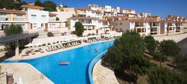 Large Terrace, Sea Views, Shared Pool, Free WiFi, UK TV Package, Air Con, Lift in Peyia