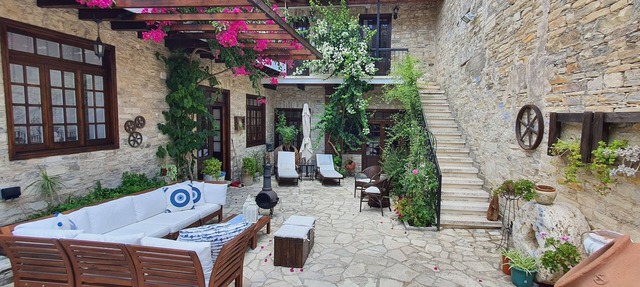 Large villa with 4 bedrooms and large inner yard. Perfect for your gateaways! in Pano Lefkara