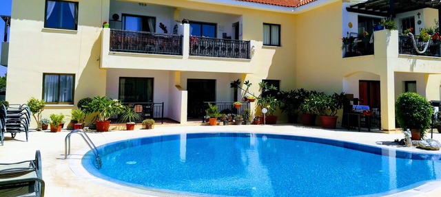 Luxury 2 Bedroom Apartment, 15 mins to Neofytos Monastry, Pool Lounge, Free WIFI in Paphos