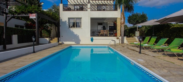 Luxury 3 bed villa with 2 bathrooms with large private pool in coral bay