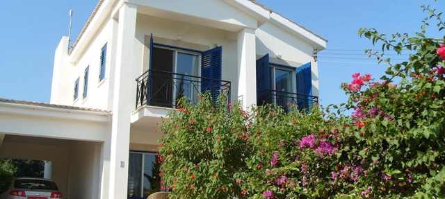 Luxury 3 bedroom detached villa, private pool & gardens 5 mins walk to the beach in Neo Chorio
