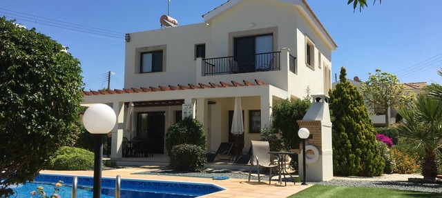 Luxury 3 bedroom villa, private heated pool, beautiful gardens, Winter lets in Kouklia