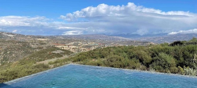 Luxury 4-bedroom villa with infinity pool in Τσάδα