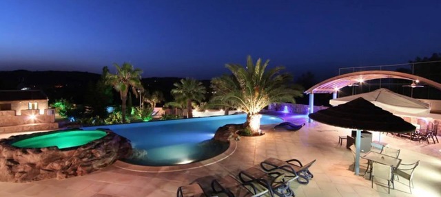 Luxury~Dreamy~Private |Rancho Relaxo Sha| Spacious Pool, Tennis Court, Horses. in Nicofia