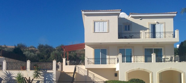Luxury Holiday Villa with Private Pool, Gym, WiFi & Lovely Sea & Mountain Views in Neo Chorio