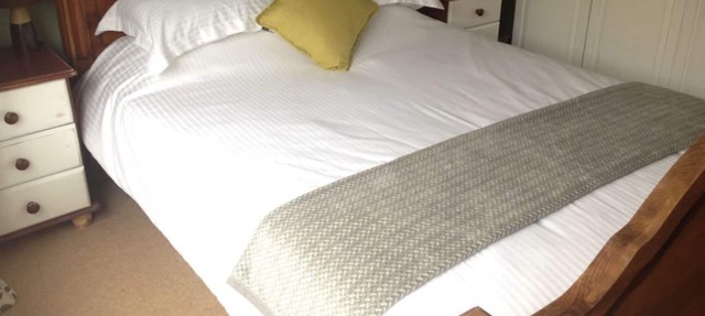 LUXURY VILLA LARGO QUEEN ROOM + ENSUITE, LARGE POOL in Larnaca