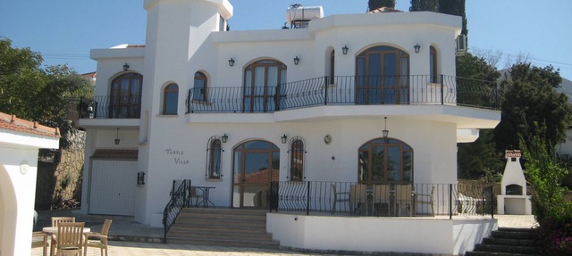 Luxury Villa with Large Private Pool and Landscaped Garden, Free Wifi in Çatalköy