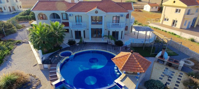 Million Dollar Mansion with Huge Infinity Pool, Jacuzzi and swim up Pool Bar in Kyrenia
