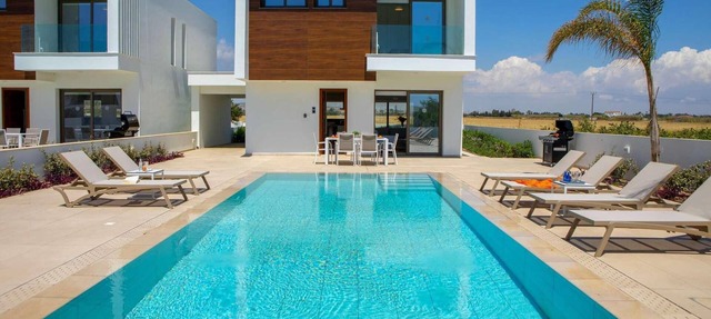 Modern, contemporary villa close to the coast in Larnaca Bay