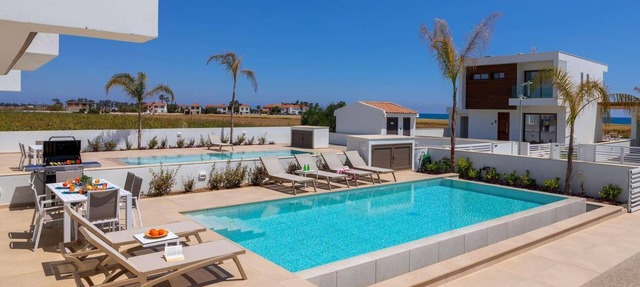 Modern, contemporary villa close to the coast in Larnaca Bay