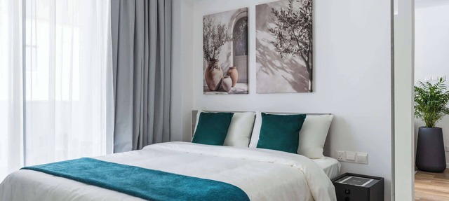 Modern Studio Suite w/Balcony & Queen Bed – Germasogeia Tourist Area, Limassol in Germasogeia