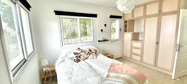 Oceanside Seaview Garden Home - Prime Spot with Top Seaviews in Kalograia