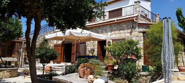 Old Stone Villa 3 Beds with access to restaurant/cafe and shared pool in Anogyra