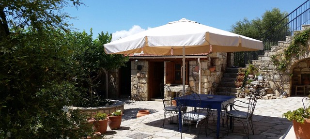Old Stone Villa 3 Beds with access to restaurant/cafe and shared pool in Anogyra