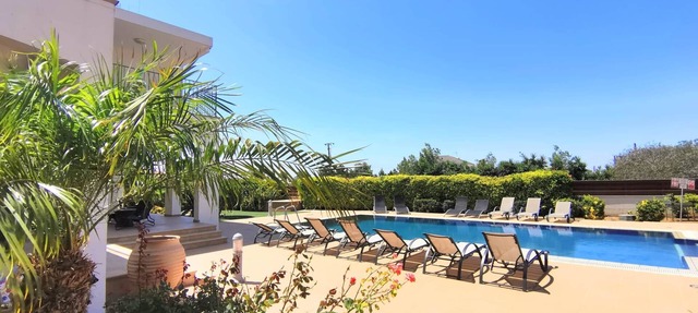 Orchard Blossom 8 bedrooms 11 x 5m pool in Frenaros