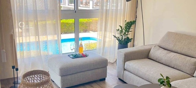 Palemisos Sea Breeze Apt & pool, Sleeps 4 in Pareklisia