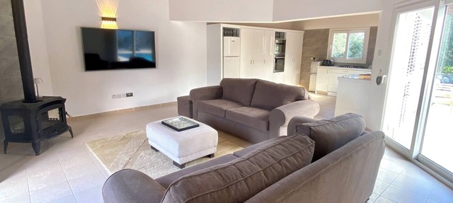 Peaceful bungalow beautifully presented with pool 5 mins to beach Lapta KYRENIA in Lapta