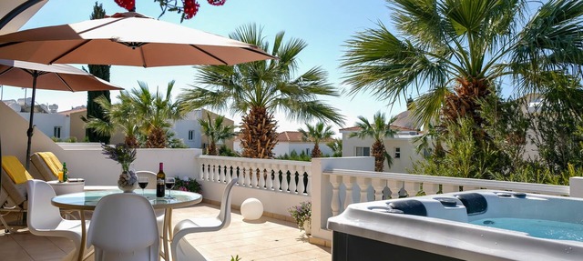 Peyia Fontana - Executive spacious 2-bedroom apartment with Hot Tub & sea views in Paphos