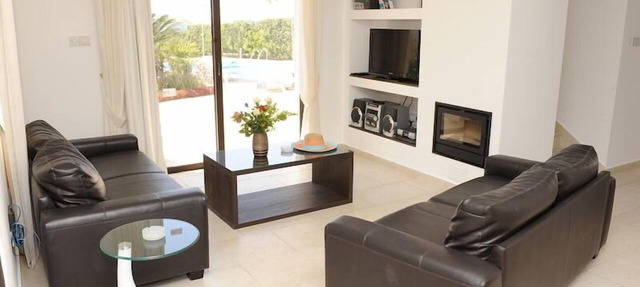 Platzia Beach Villas in Kissonerga