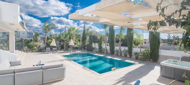 Protaras Holiday Villa DE2 - a villa that sleeps 8 guests in 4 bedrooms in Cape Greko