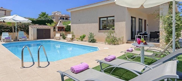 R 5008 Villa Ioannis with Comfortable Seating, Terrace & Dishwasher. in Poli Crysochous