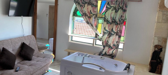 Reina 1 Bedroom Apartment with Jacuzzi, Court Yard Seating Family & Pet Friendly in Agios Athanasios
