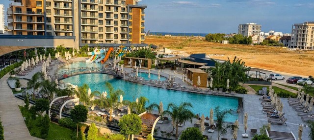 Riverside Life Resort: Modern Apartment with Ocean View & Pool in Trikomo