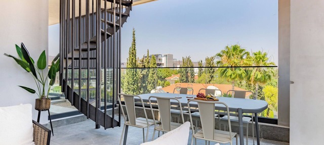 Sanders Evolution 2 - 2-Bdr Apt w Rooftop jacuzzi in Agios Athanasios