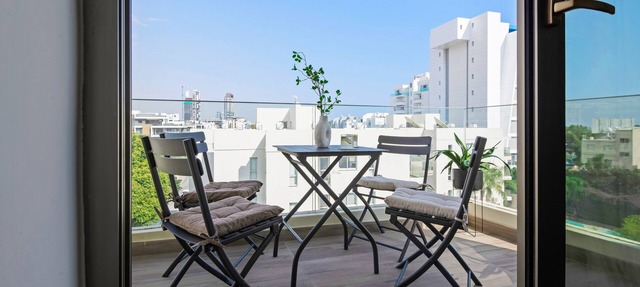 Sanders Evolution - Cute 3-Bdr Apt w/ Shared Pool in Germasogeia