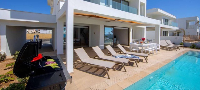 Sauna, gym, fantastic sea views in Larnaca Bay