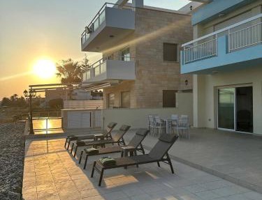 Sayers Beachfront Villa in Perivolia
