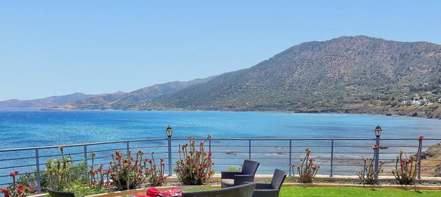 SEA FRONT Superb Villa, Large Private Pool, Children's Playground in Pomos
