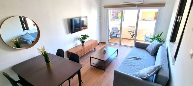 Sea View Apt - 2 min walk to the Beach + 200Mbit in Larnaca