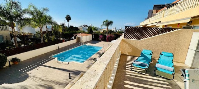 Sea View Family Apartment with Pool in Kissonerga