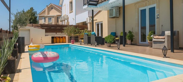 Sea View Oasis: Private Room, Pool, Beach & Gym in Oroklini