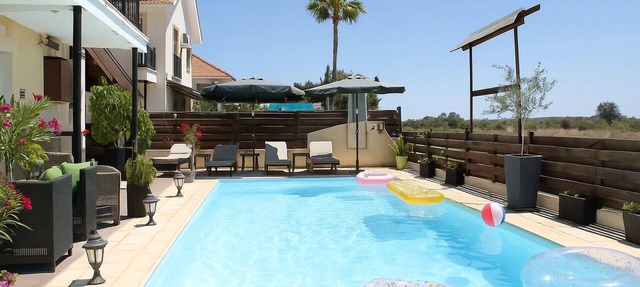 Sea View Oasis: Private Room, Beach, Pool, Gym in Oroklini