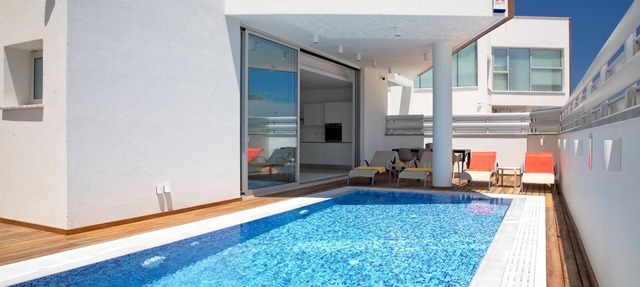 Sea-View Villa Private Pool & Rooftop Jacuzzi in Paralimni